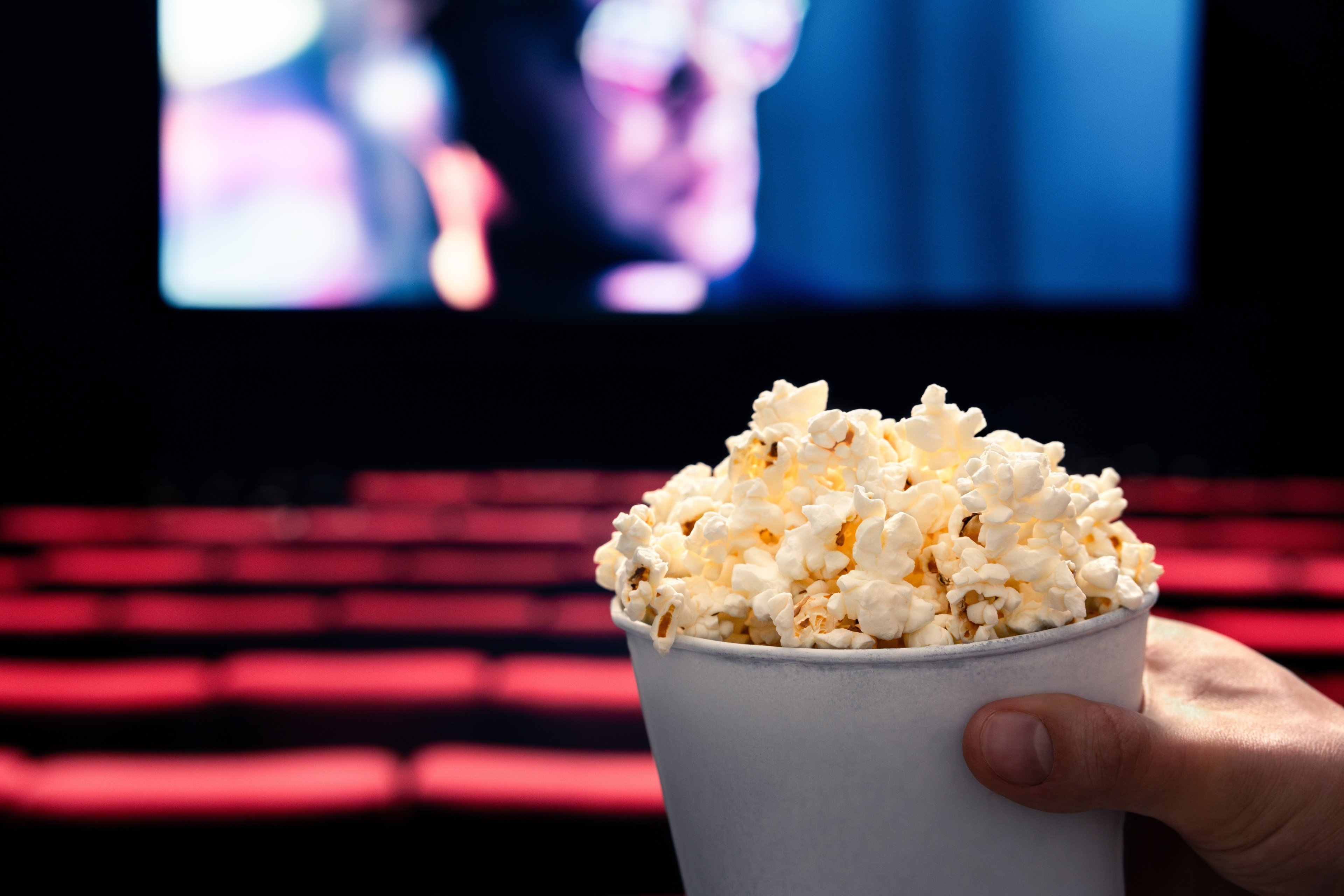 Un pot de pop-corn dans une salle de cinéma © Shutterstock.com