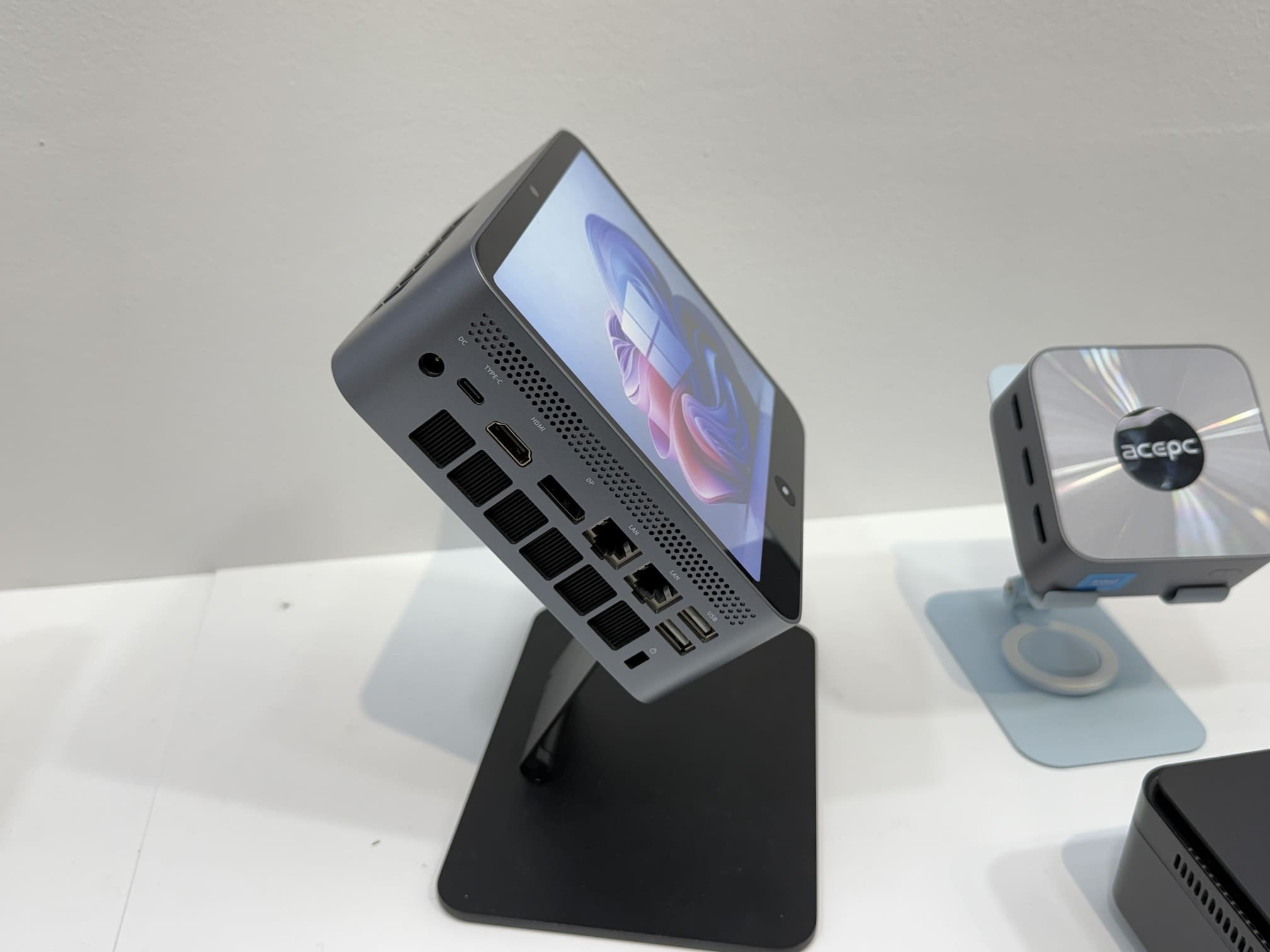 La connectique de la machine est bien fournie. ©Charles Gouin-Peyrot pour Clubic