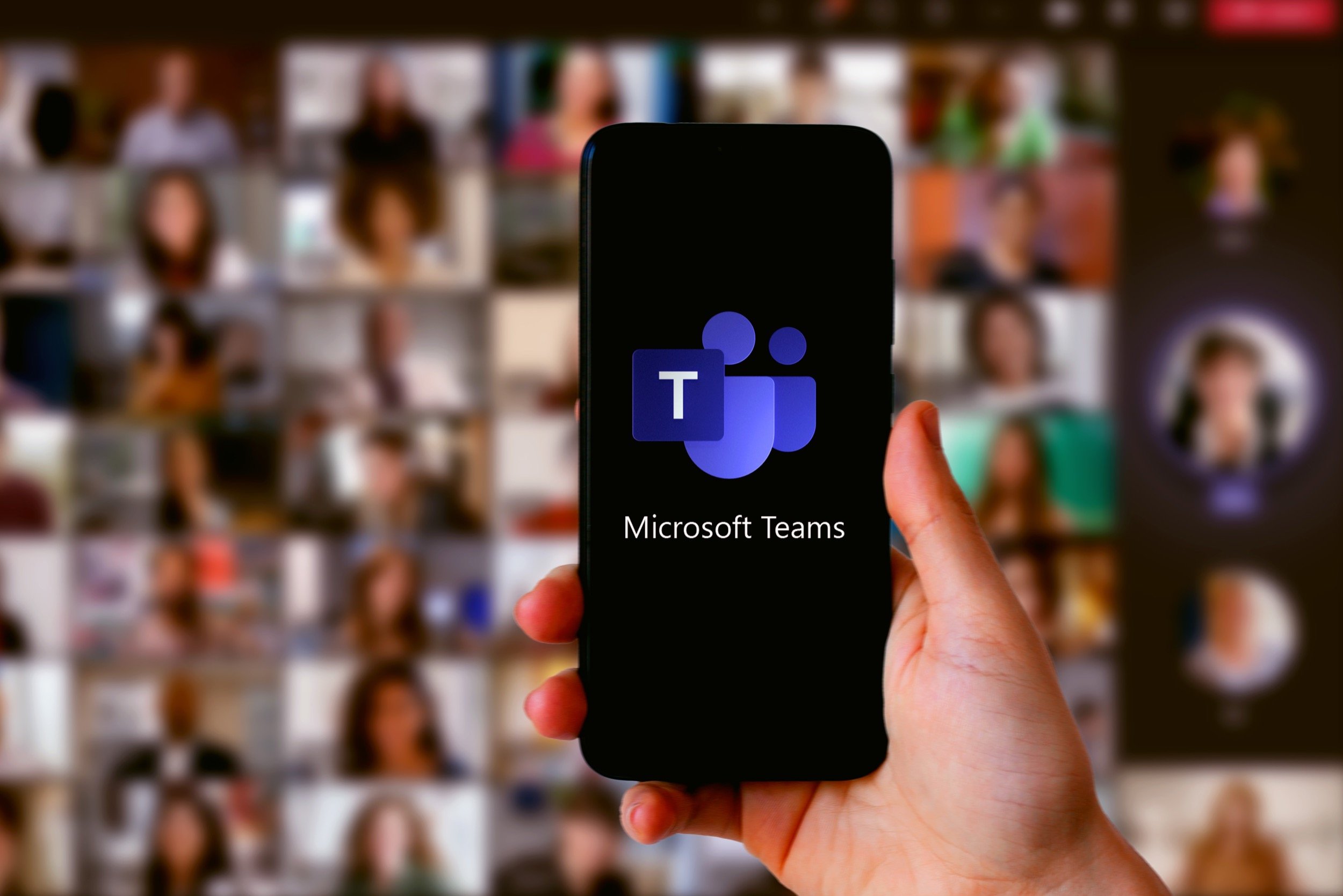Dans Teams, Microsoft va serrer la vis sur les appels externes. © DANIEL CONSTANTE / Shutterstock