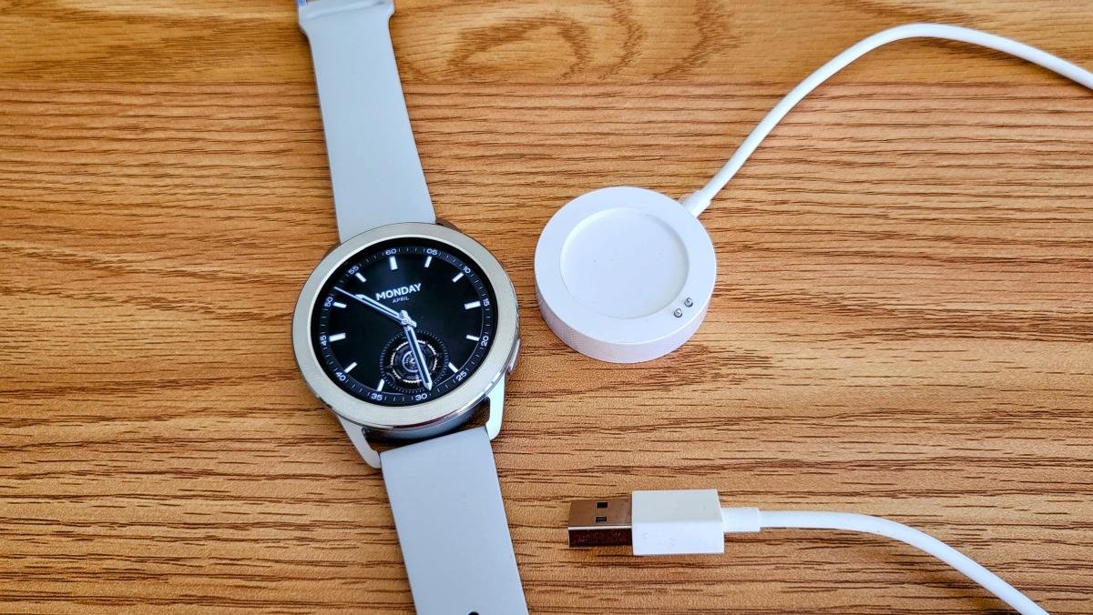 La Watch S3 de Xiaomi utilise un socle sans induction, mais qui assure une charge très rapide. - ©Johan Gautreau pour Clubic