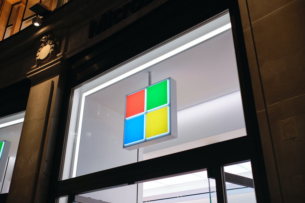Le logo de Microsoft apposé sur un bâtiment © Turag Photography / Unsplash