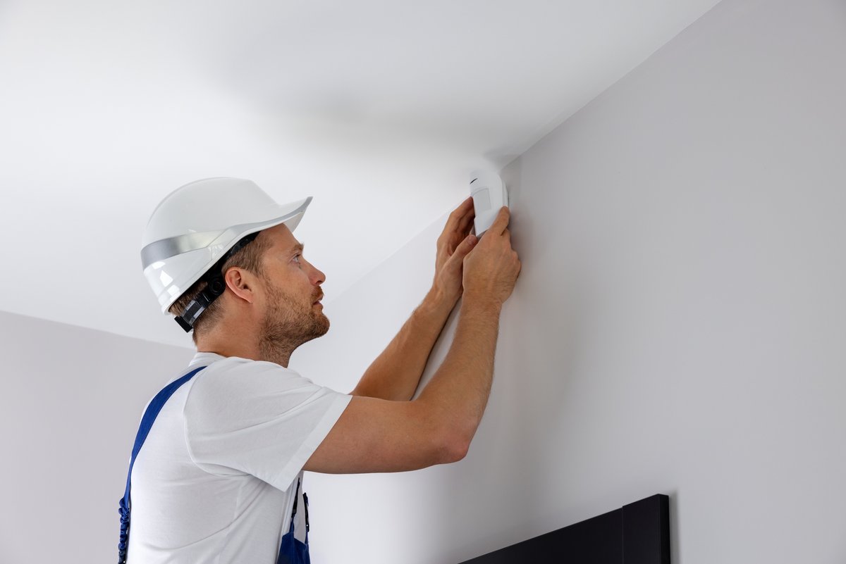 Des travaux nécessaires pour l'installation de votre alarme filaire. ©Ronstik / Shutterstock