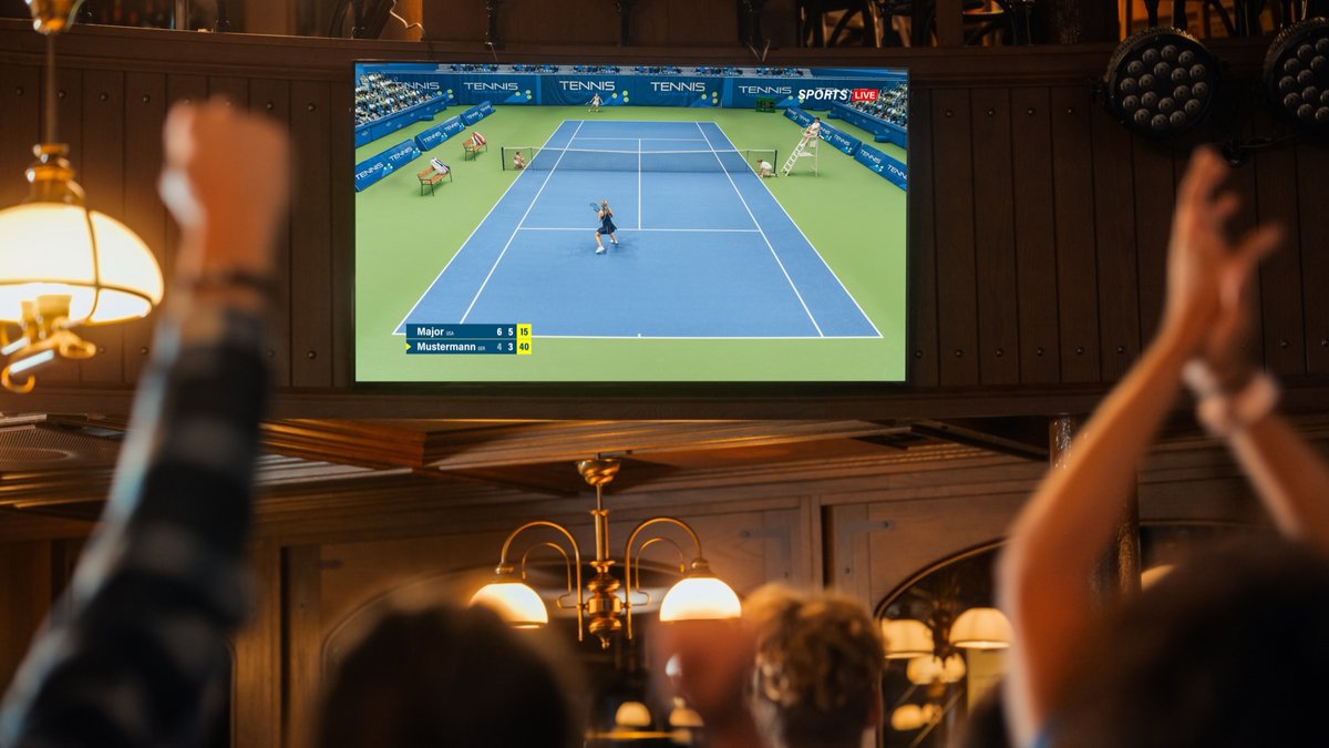 Il est important de respecter les CGU imposées par les plateformes de streaming. Autrement, vous risqueriez d'être banni définitivement et de devoir suivre la finale de Wimbledon avec des inconnus dans un bar, plutôt que depuis votre canapé. © Gorodenkoff / Shutterstock