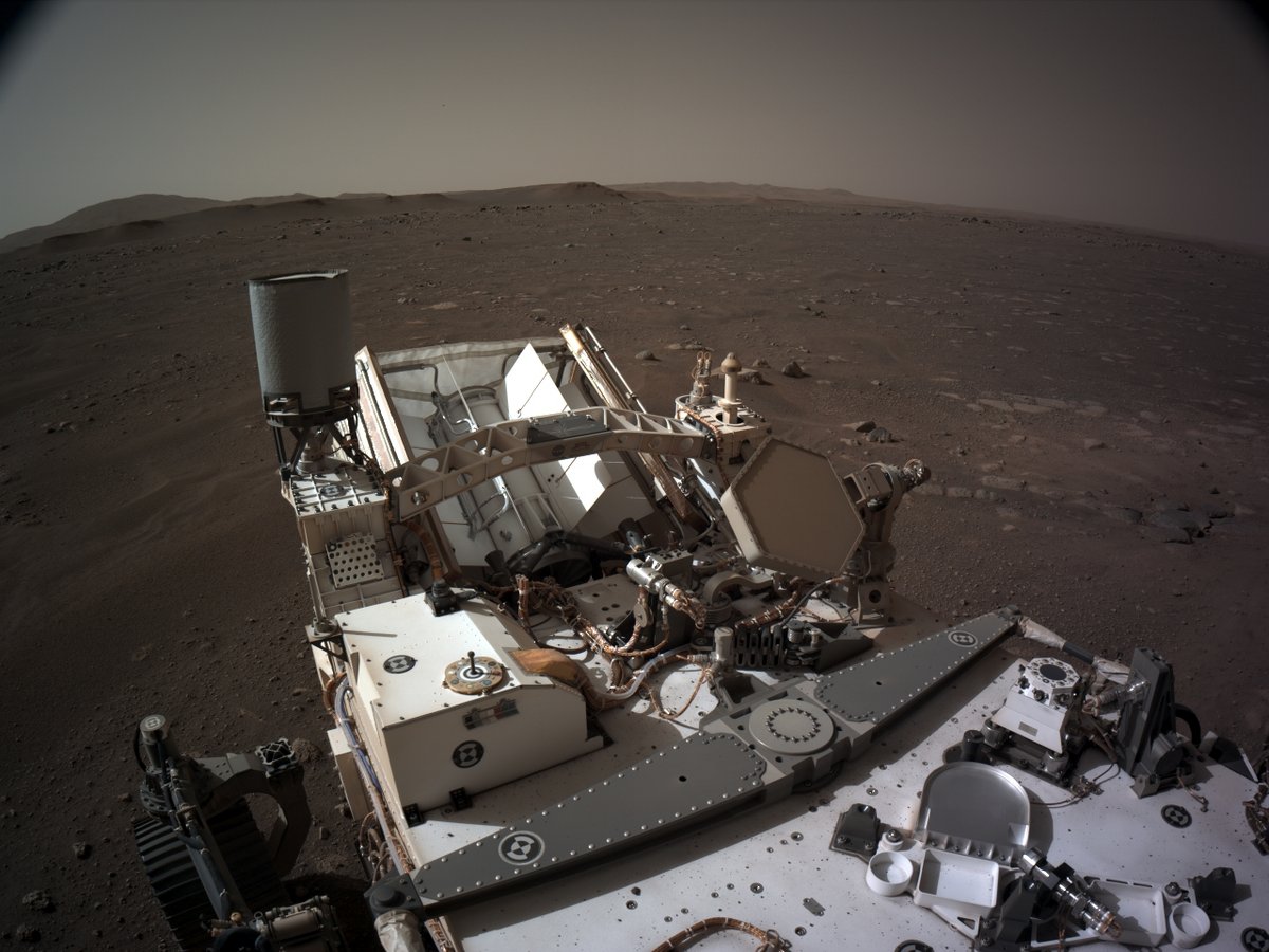 La vue depuis le mat de Curiosity, orienté vers l'arrière du rover et son générateur électrique à radioisotope. Crédits NASA/JPL-Caltech/E.Bottlaender