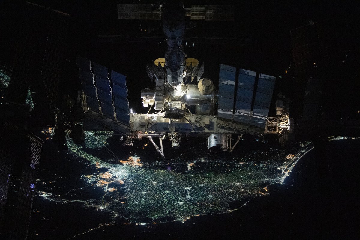 La Station, de nuit, passe au-dessus du Delta du Nil. La perspective est impressionnante, mais pour l'ISS, on ne voit principalement que les modules du "centre" de la station. Ceux de la partie russe sont partiellement visibles et sont ici sur le dessus, et ceux de la partie USOS (non russe) sont principalement derrière la poutre centrale. © NASA