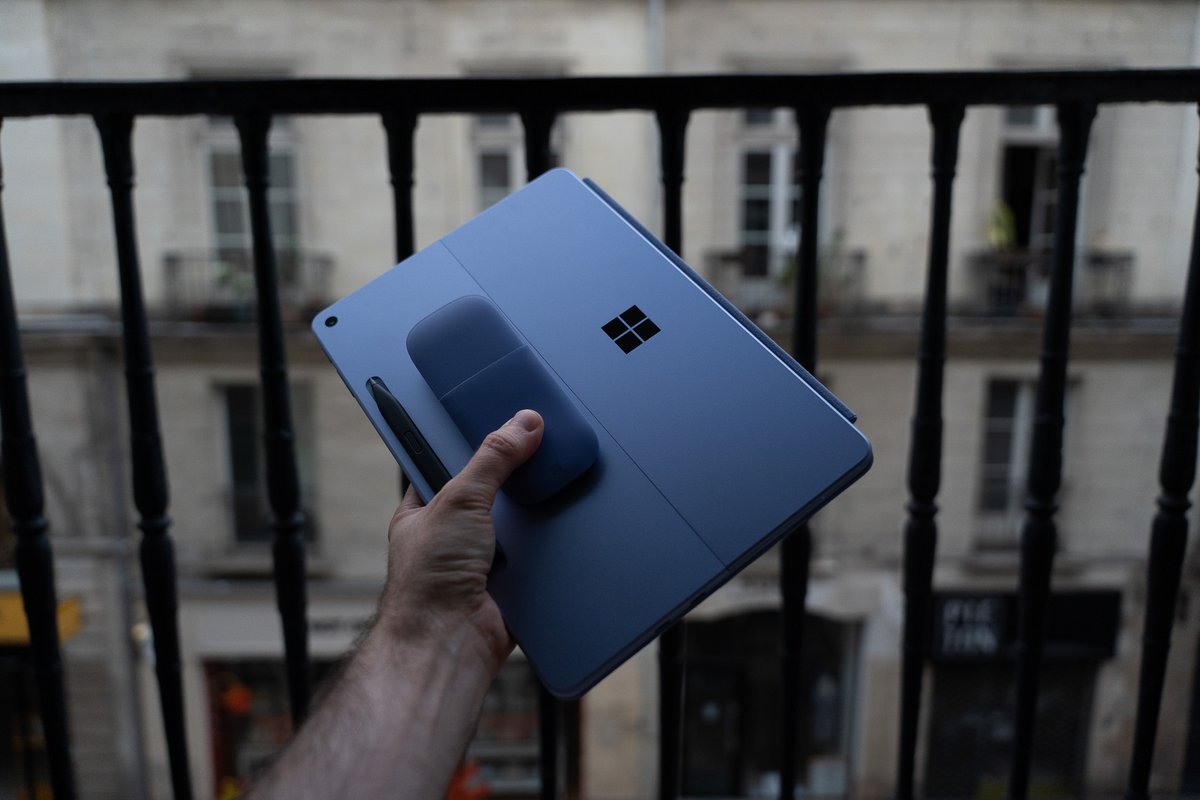 La Surface Pro 12, de dos. © Nathan Le Gohlisse pour Clubic