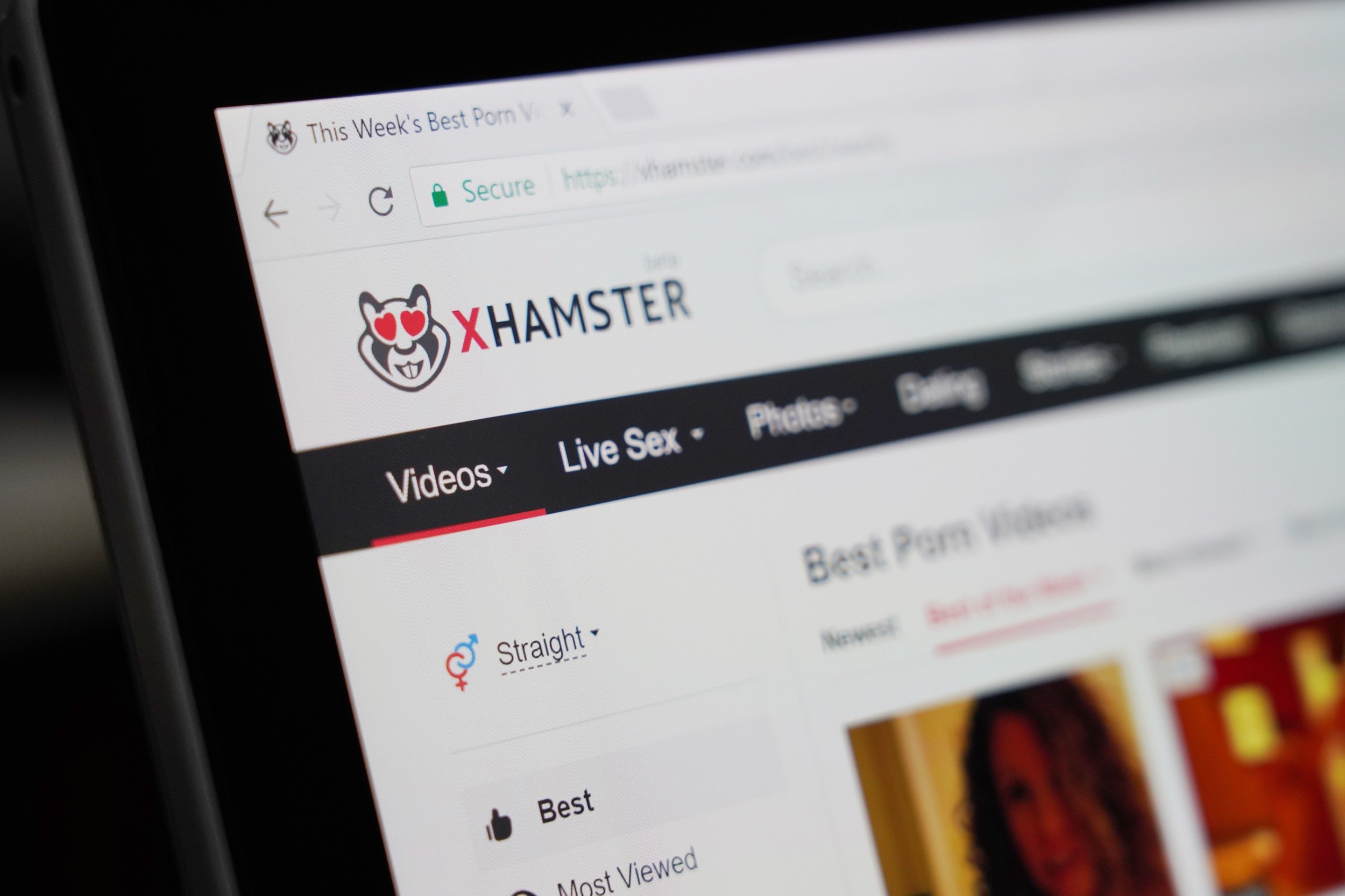 Ces cinq sites pornos s’inclinent finalement face à la vérification d’âge, l’Arcom vise déjà les suivants. © charnsitr / Shutterstock