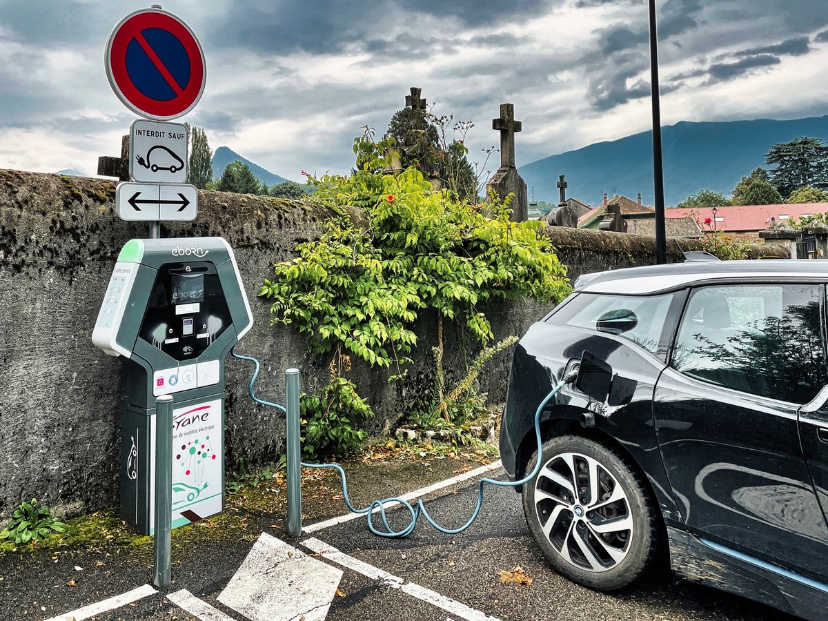 Un point de recharge électrique © oliverdelahaye / Shutterstock.com