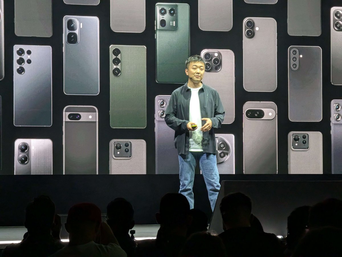 Carl Pei, le fondateur de Nothing, en pleine explication sur le design, ressemblant, des smartphones du marché. ©Nicolas Guyot pour Clubic