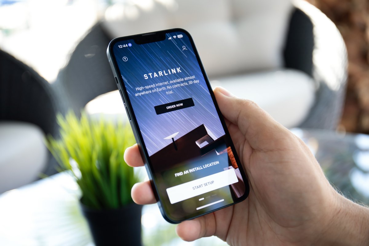 L'iPhone va supporter la connexion satellite par Starlink © DenPhotos / Shutterstock