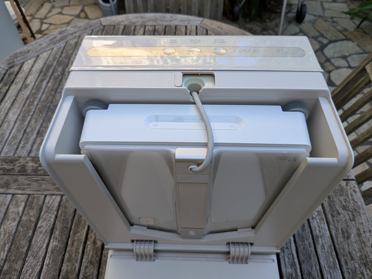 Le C1 est relié à sa station grâce à un câble ombilical rétractable de 5,5 mètres qui l'alimente en électricité.©Nicolas Guyot pour Clubic