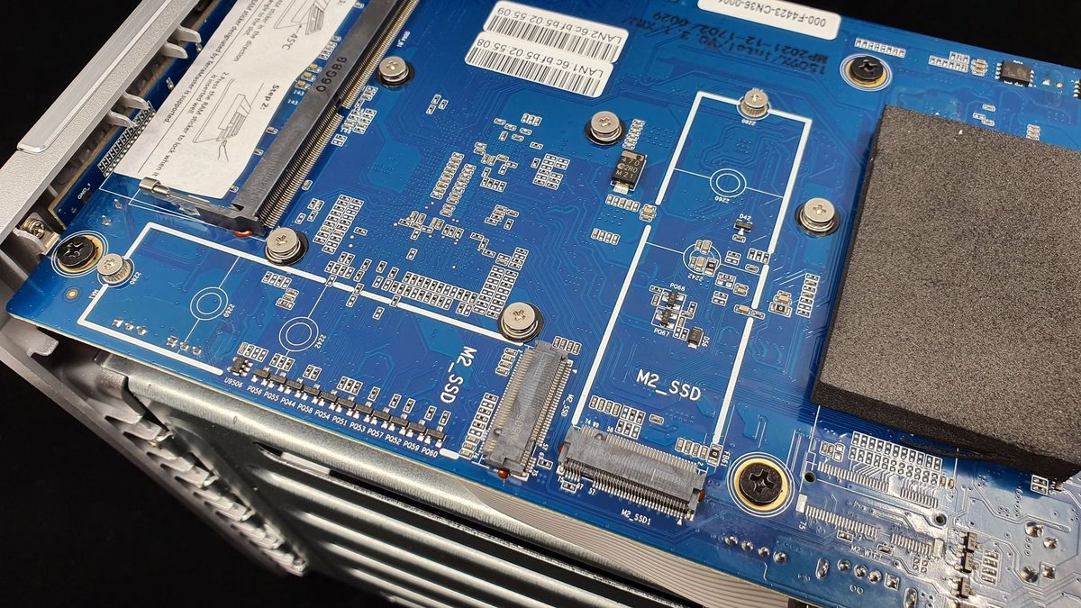 Deux ports M.2 pour des SSD et, dans le coin, le port SO-DIMM laissé vacant par TerraMaster © Nerces