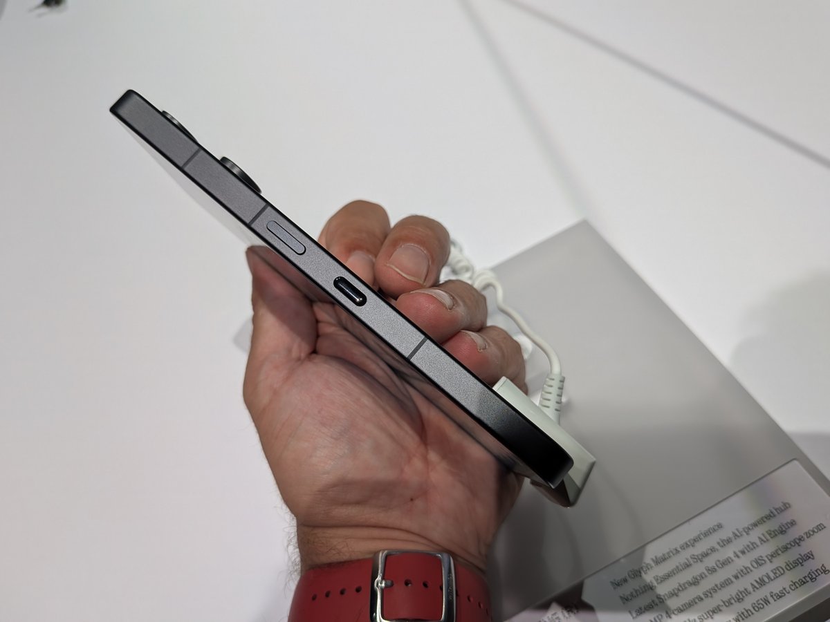 Malgré la présence d'une batterie silicium-carbone, le Phone (3) n'est pas un modèle de finesse. ©Nicolas Guyot pour Clubic
