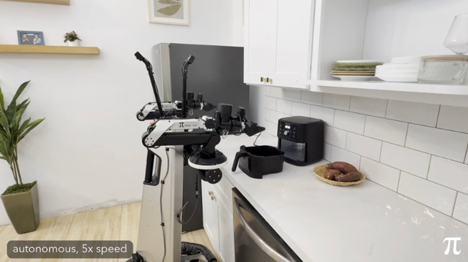 π 0.7 tentative d'utilisation d'une friteuse à air avec seulement une invite zéro tir : « charger une patate douce dans la friteuse à air » - Capture d'écran ©Physical Intelligence / Clubic