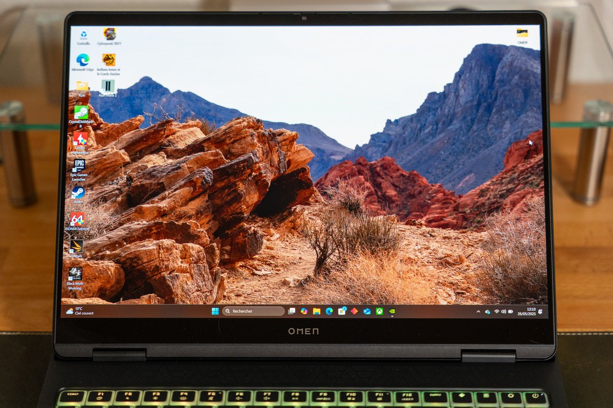 L'écran OLED est superbe, mais très vulnérable aux reflets. ©Clubic