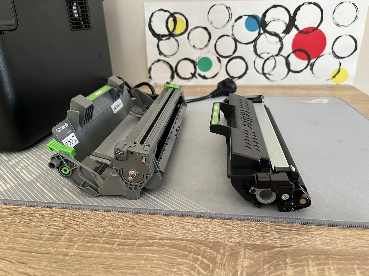 Tambour et toner, les consommables principaux de la DCP-L1642W © Vincent Touveneau