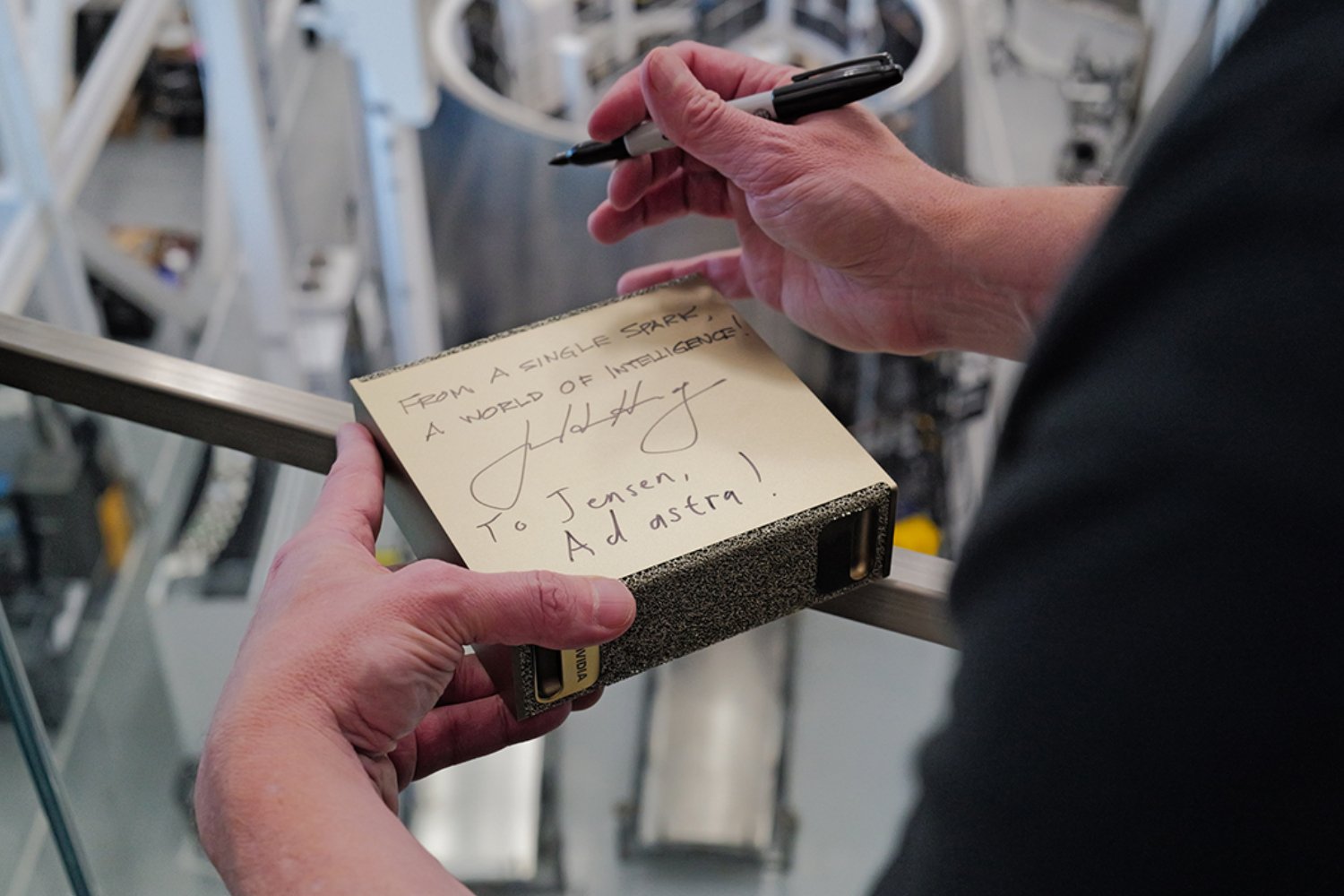 Le modèle remis à Musk, avec l'inscription : « D'une petite étincelle, un monde d'intelligence ». ©NVIDIA