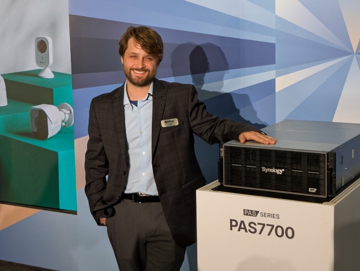 Cody Hall, chef de produit Synology, présente le PAS7700 lors du Computex 2025. ©Nicolas Guyot 