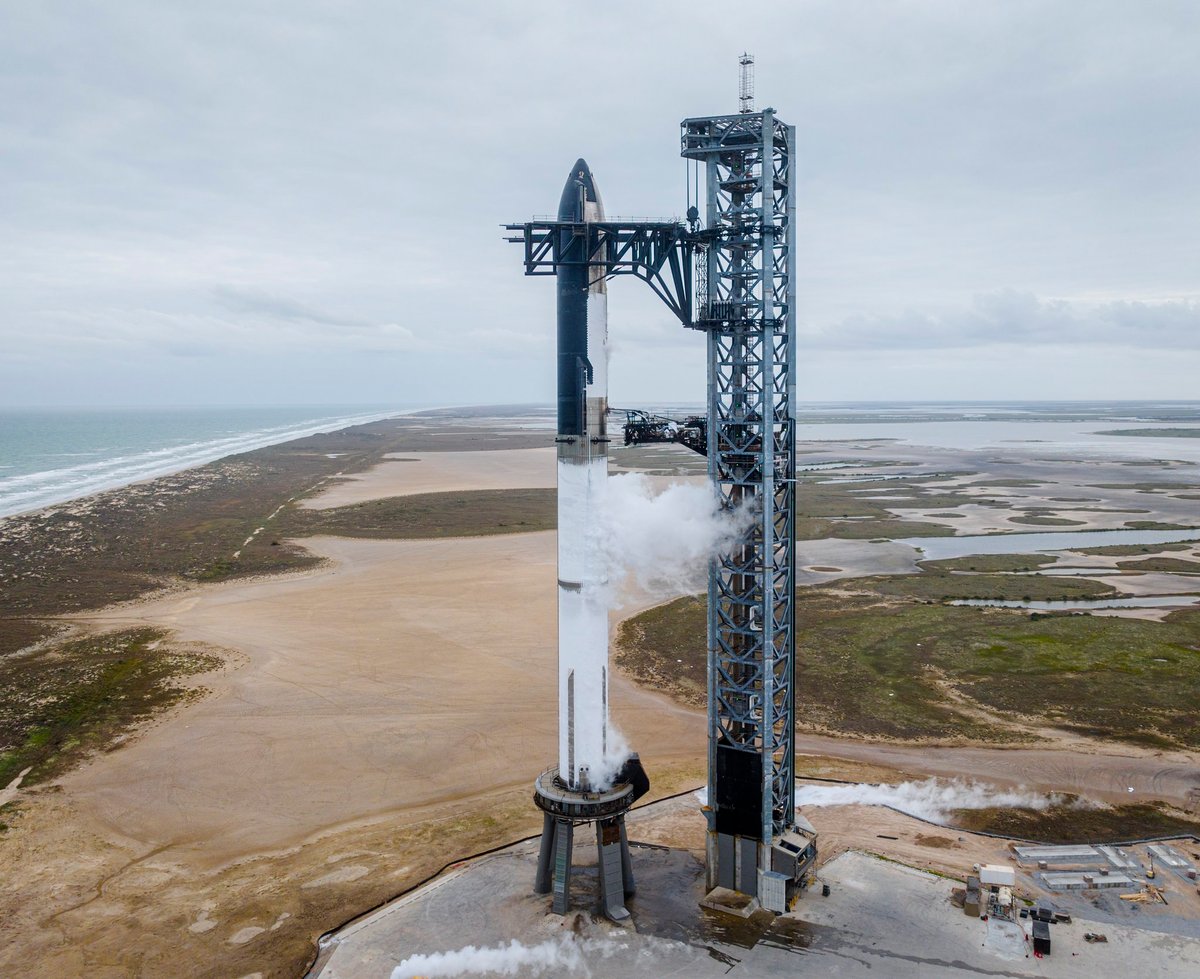 Pour la première fois, le lanceur super-lourd a fait le plein complet de ses réservoirs, en situation de compte à rebours réelle... © SpaceX