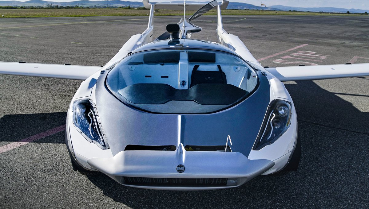 La première AirCar de série devrait être un véhicule biplace. Mais Klein Vision a dans ses cartons une voiture volante à quatre place, différentes options de motorisation (bimoteur, moteur électrique, etc.) et même un modèle amphibie ! © Klein Vision