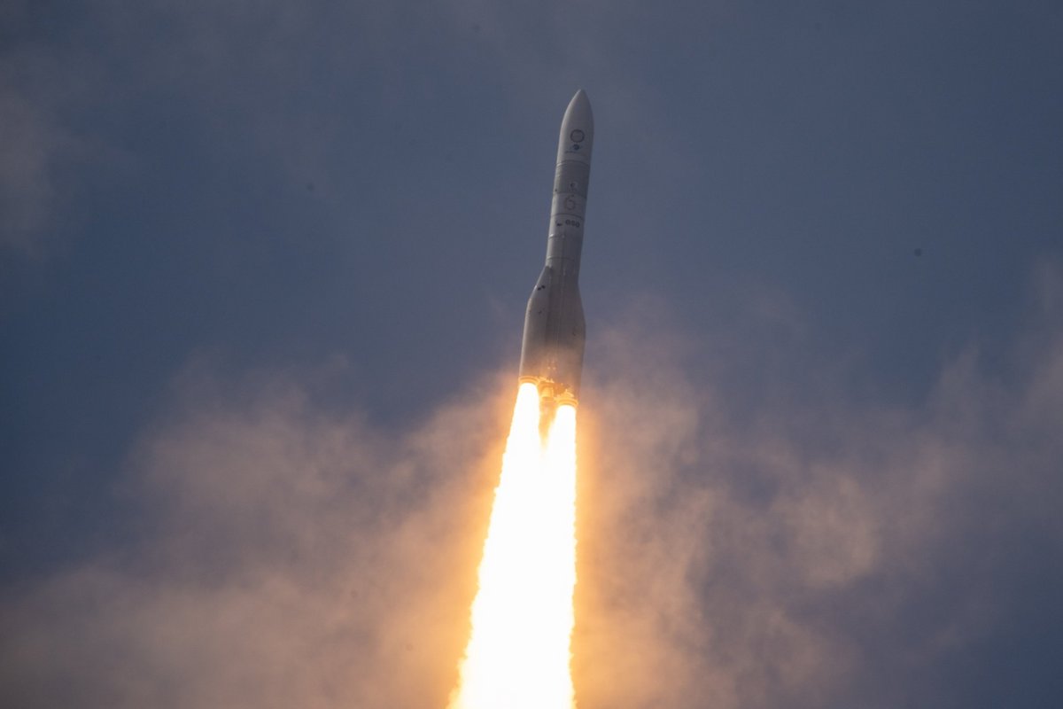 Les deux boosters auxiliaires de la fusée ont assuré la plus grande partie de la poussée lors de la première phase du vol © ESA / M.Pedoussaut