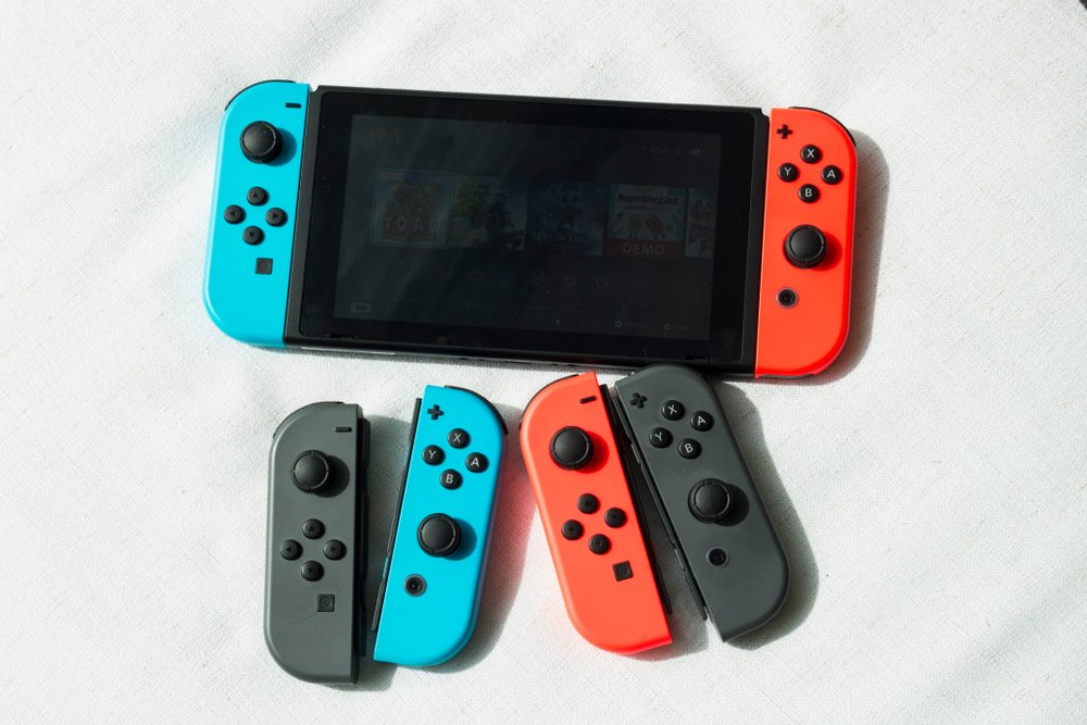 Une Nintendo Switch et ses Joy-Cons originaux. © N/A