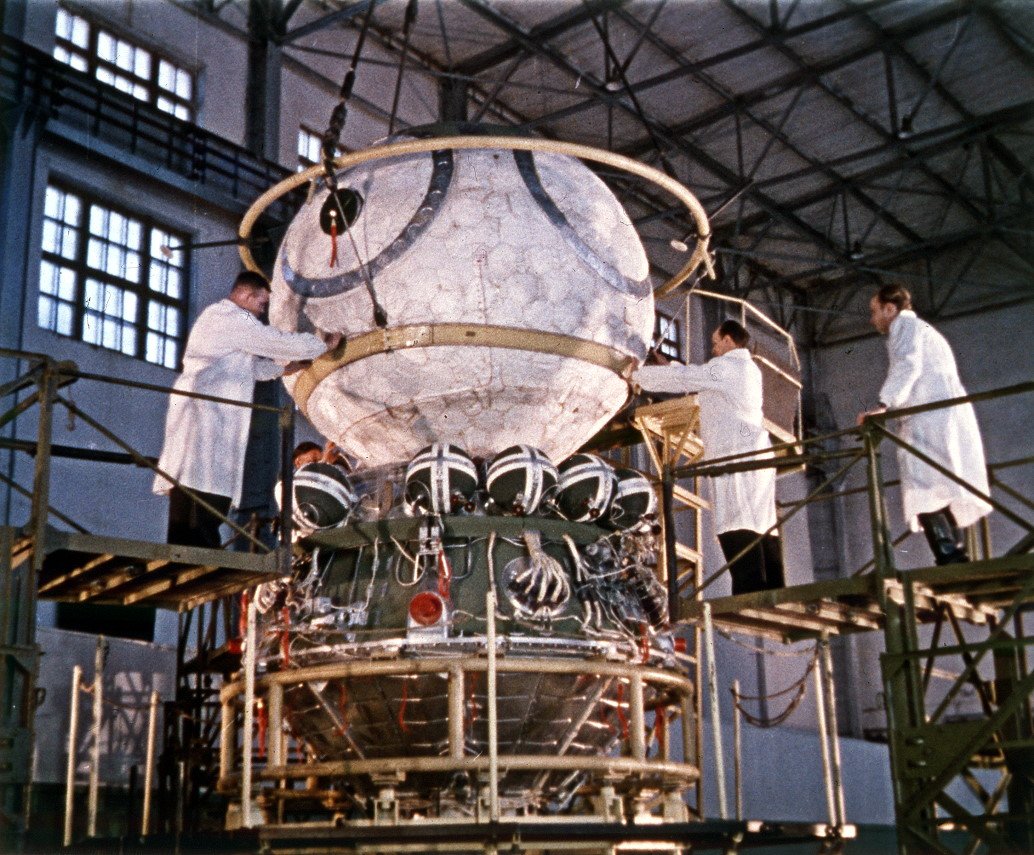 Préparation d'une capsule Vostok : la partie habitable dans la sphère, et le module de service dessous. Crédits URSS/N.A. via spacefacts.de