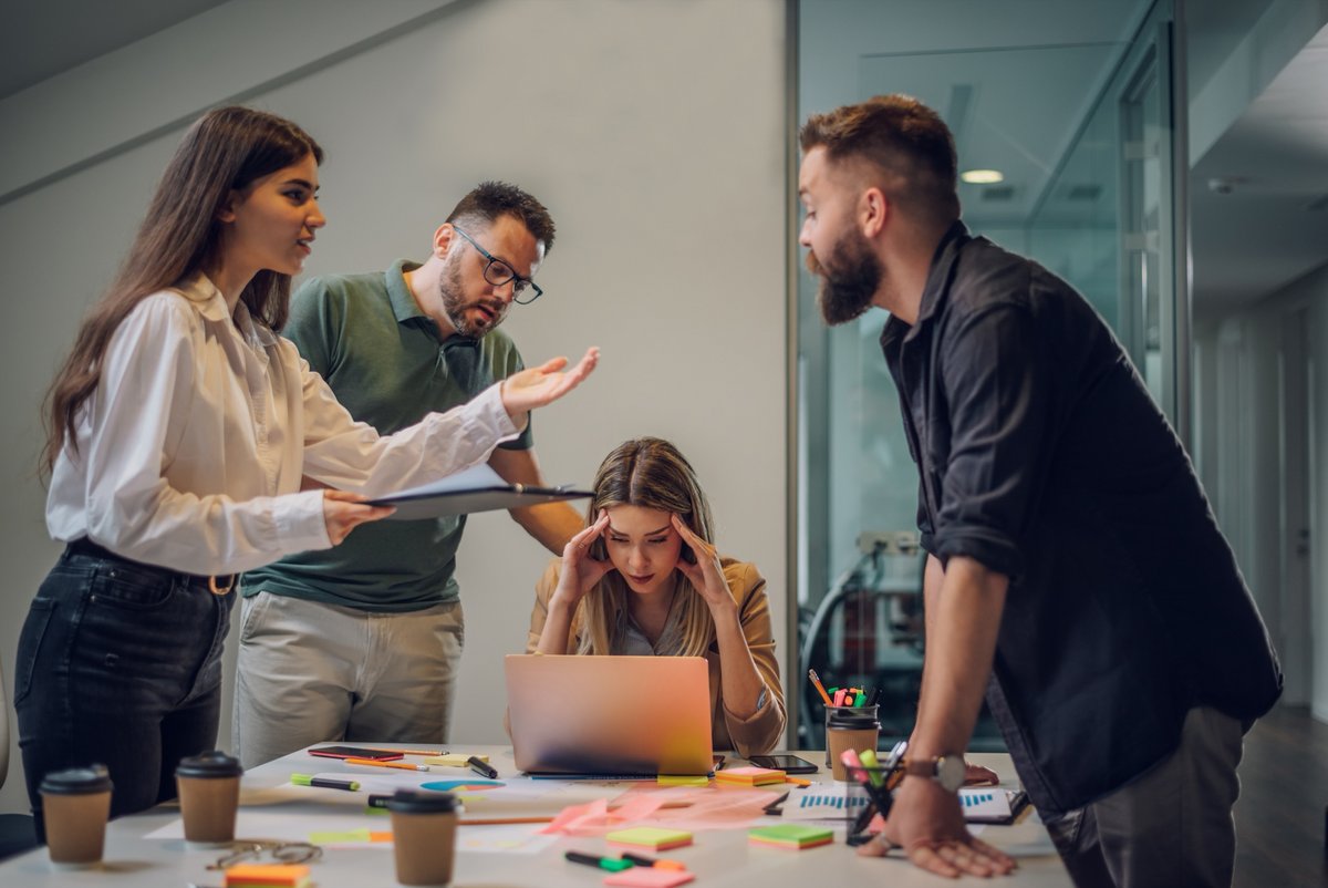 Communication de crise en PME : comment prévenir ses clients sans les affoler. © Zamrznuti tonovi / Shutterstock