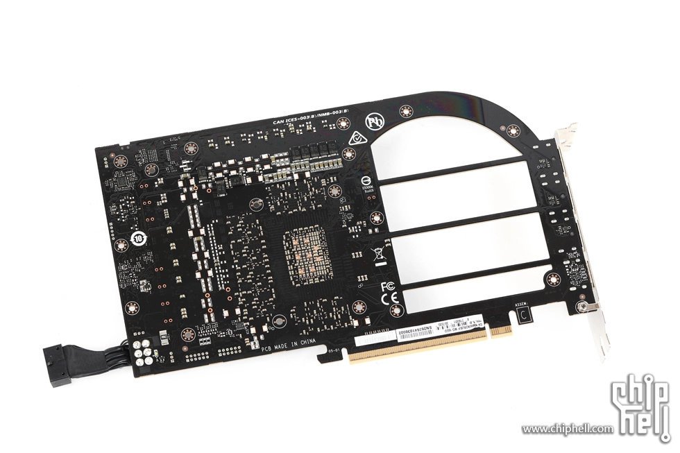 Notez la forme très particulière du PCB de la carte Gigabyte. © Chiphell