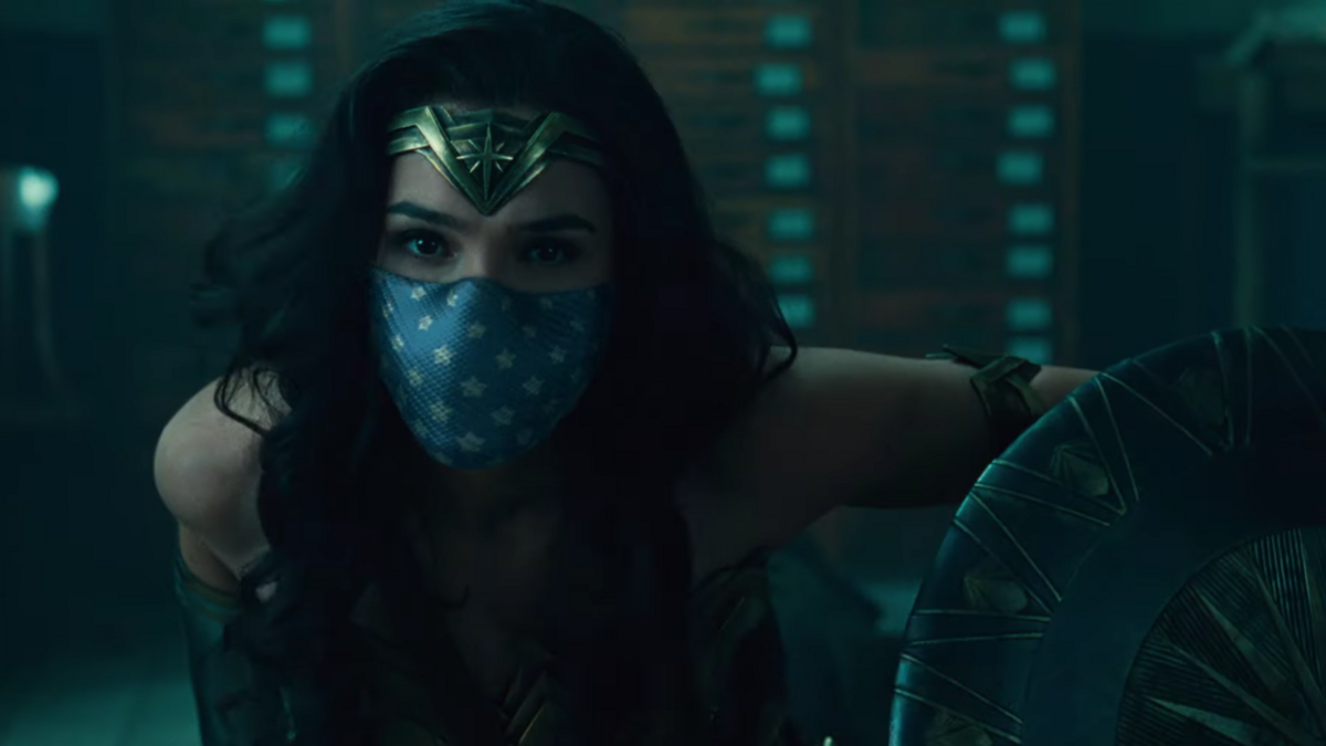 Wonder Woman parvient à garder une certaine classe, même masquée (Capture d'écran © Warner Media)