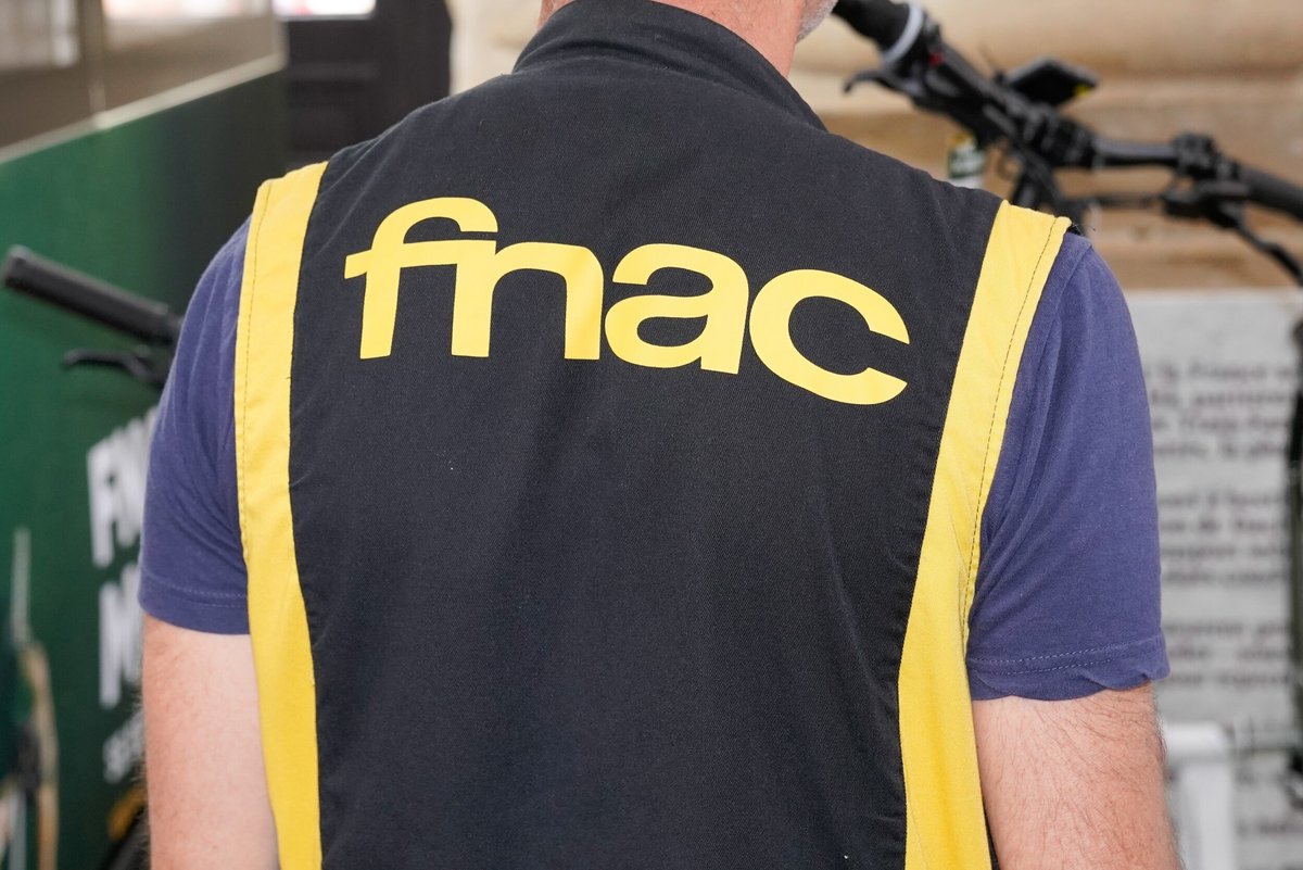 Un employé Fnac, dans un magasin à Bordeaux © sylv1rob1 / Shutterstock.com