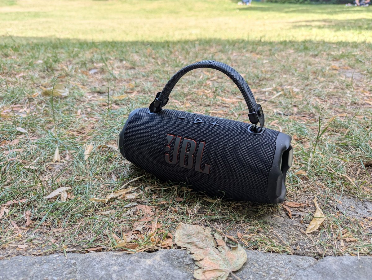 La lanière de l'enceinte JBL Charge 6 n'est pas un modèle d'épaule, contrairement à celle équipant l'ULT Field 3 de Sony. ©Guillaume Fourcadier pour Clubic