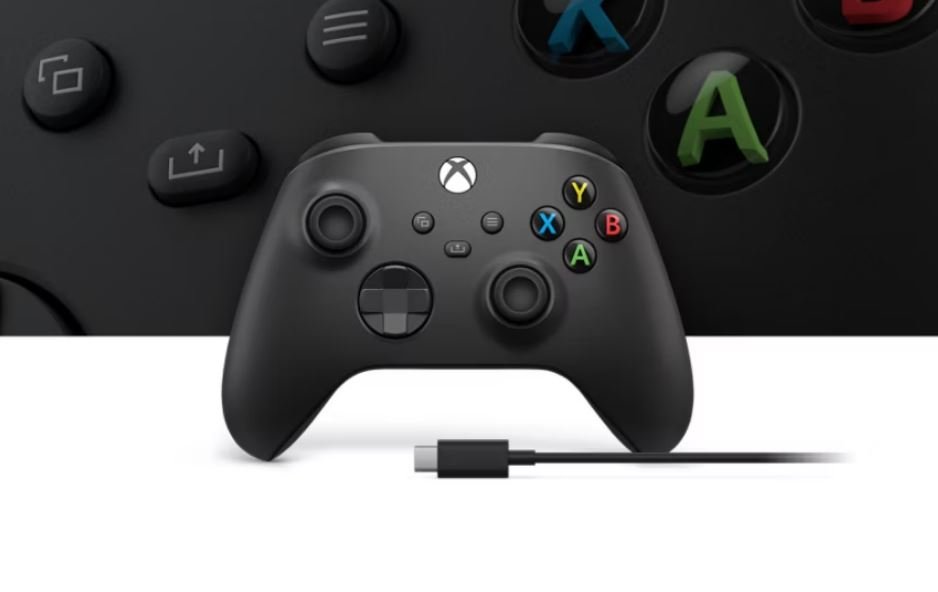 Désormais, la manette Xbox est reconnue par Apple lorsqu'elle est reliée via un câble USB © Microsoft