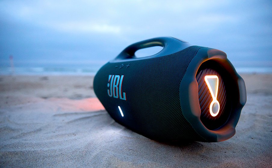 Des LEDs s'illuminent sur les côtés selon le mode d'écoute choisi. ©JBL