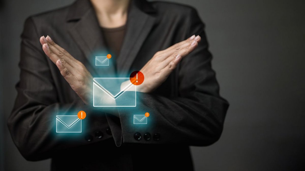 Si vous ne possédez pas de domaine personnalisé, vos proches peuvent recevoir des messages truqués demandant de l'argent ou des informations personnelles - ©Jutharat Jaroenwong / Shutterstock