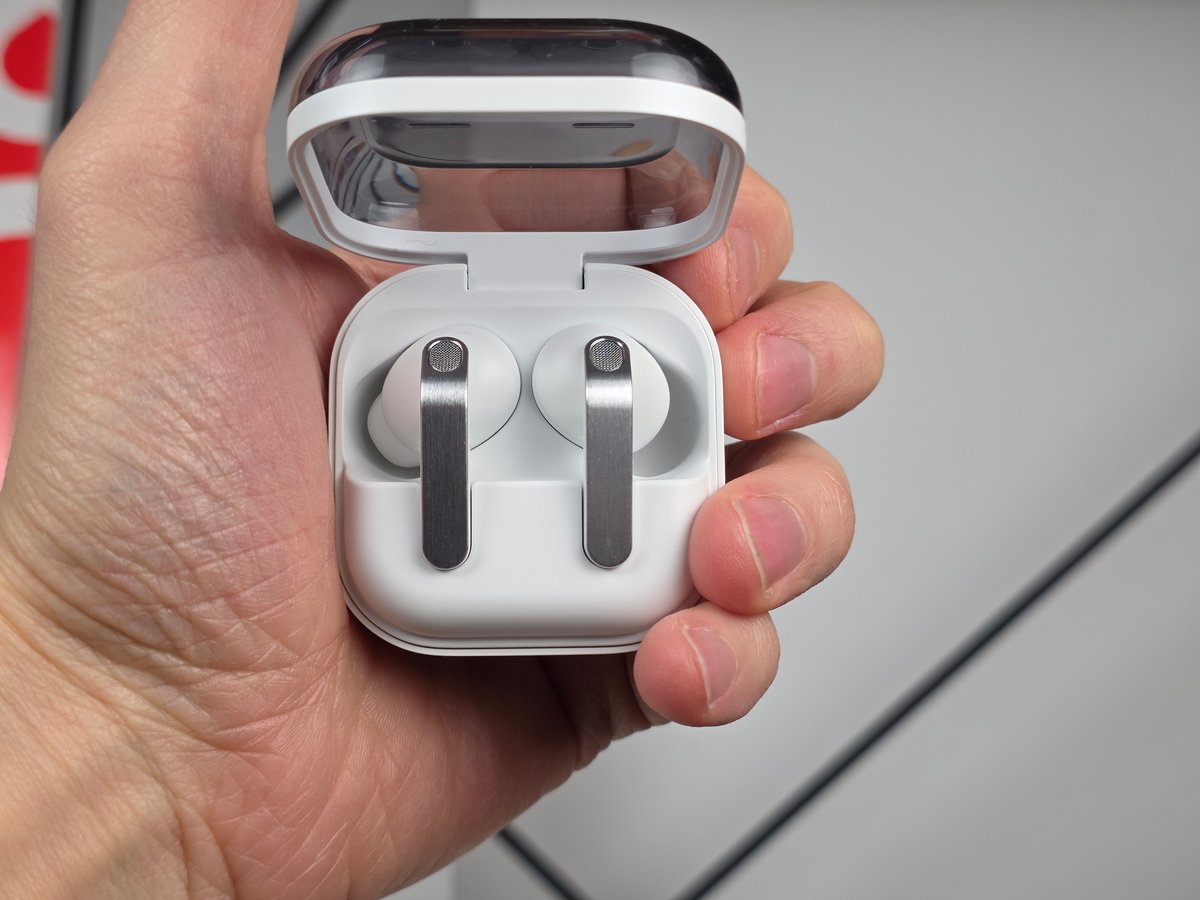 Compacte et dotée d'un capot transparent, la boite de charge reprend la forme de celle des Buds2 Pro  © Guillaume Fourcadier pour Clubic