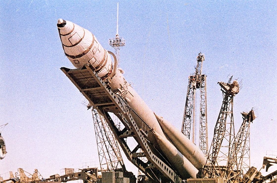 Le lanceur de la capsule Vostok, lors de la mise en position verticale à Baïkonour. Crédits URSS/N.A.