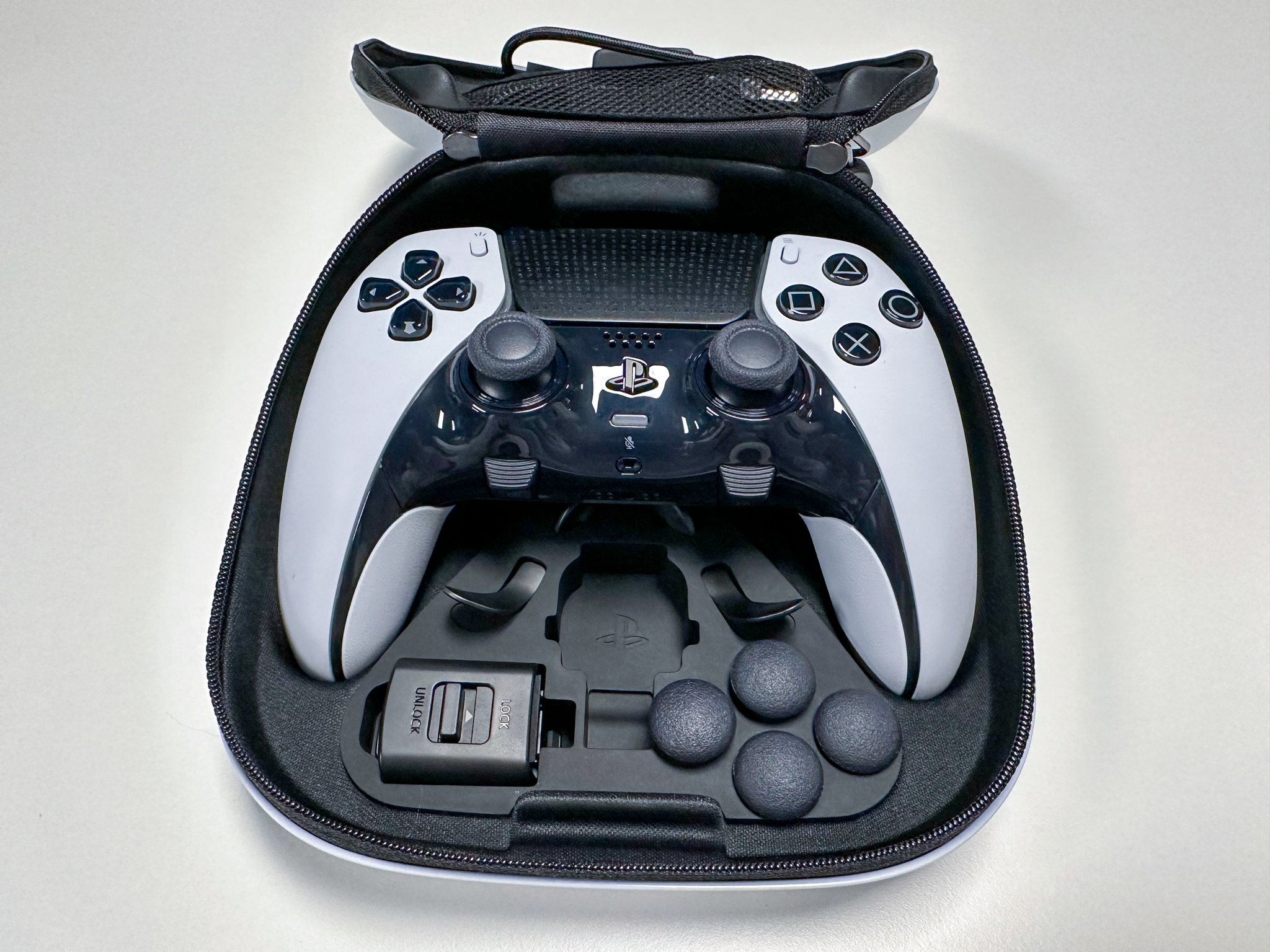 Support Externe Manette PS5 Sony DualSense – The Witcher – Coque Dure Noire