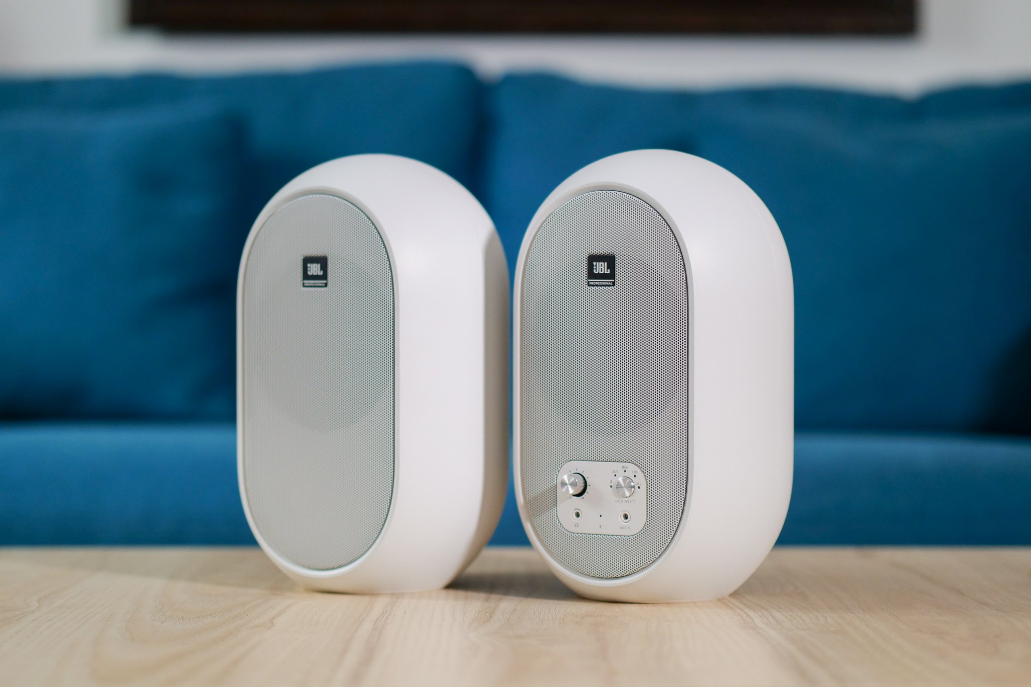 JBL One Series 104-BT : de puissantes enceintes amplifiées à un tarif très compétitif