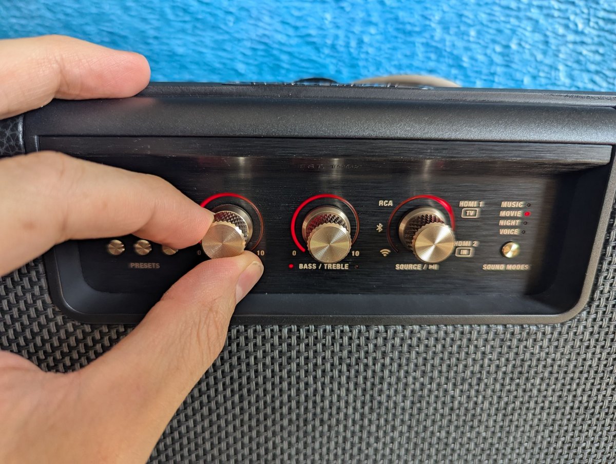 Très beau, pratique, mais ne remplaçant pas une télécommande et un vrai afficheur, le panneau de commandes privilégie la  forme au fond ©Guillaume Fourcadier pour Clubic