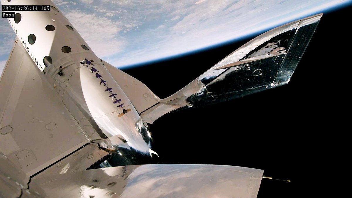 VSS Unity utilise son système de queue pivotante pour se redresser lors de sa rentrée atmosphérique. © Virgin galactic