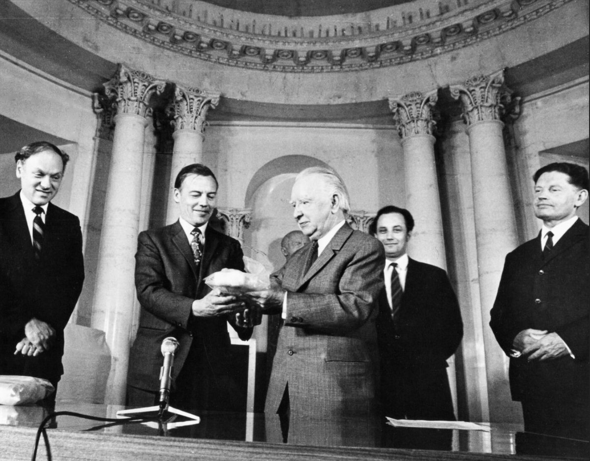 Echange d'échantillons lunaires entre américains et soviétiques en 1971. © NASA