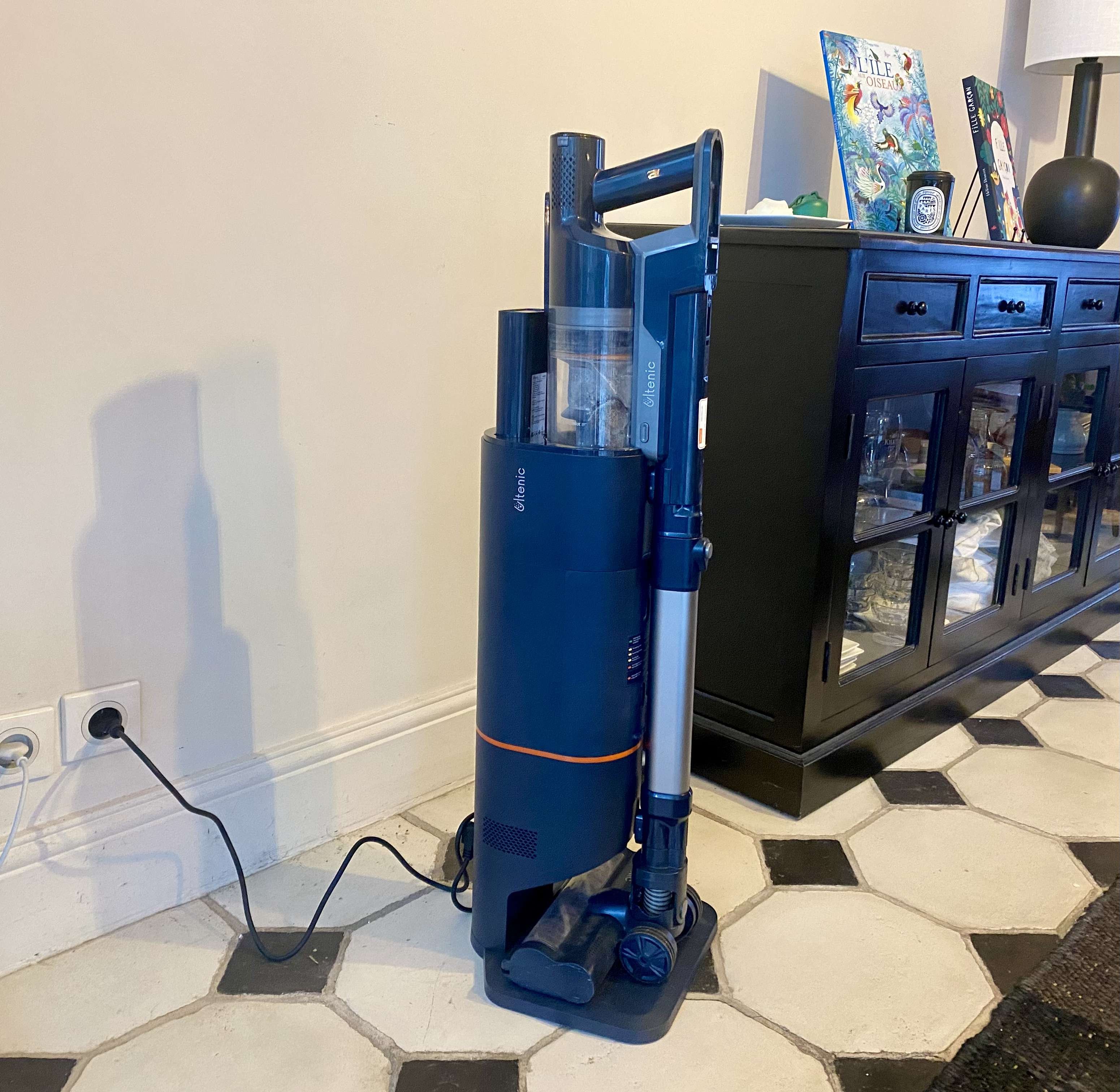 La station de recharge auto-nettoyante multifonctions. Complète, à défaut d'être discrète.