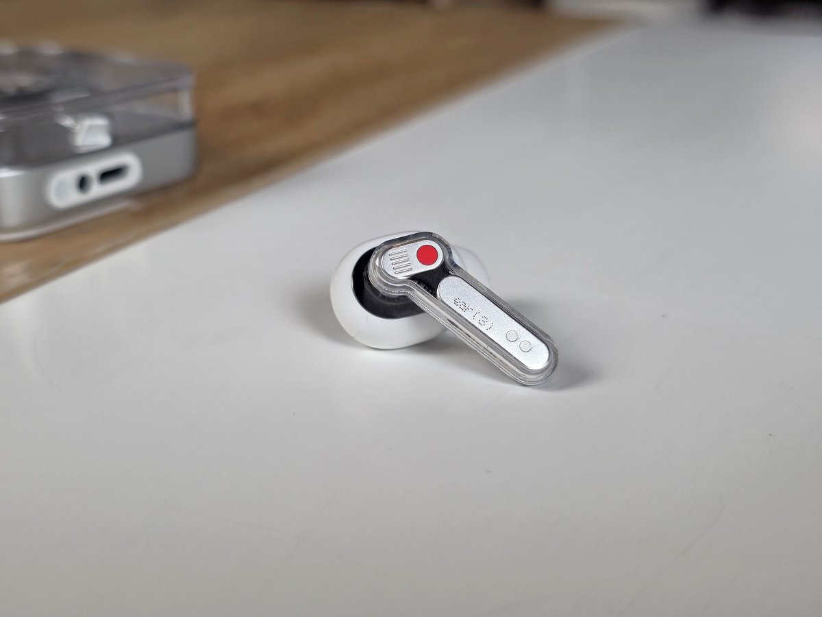 Le design des Nothing Ear (3) est familier, mais un peu différent © Guillaume Fourcadier pour Clubic