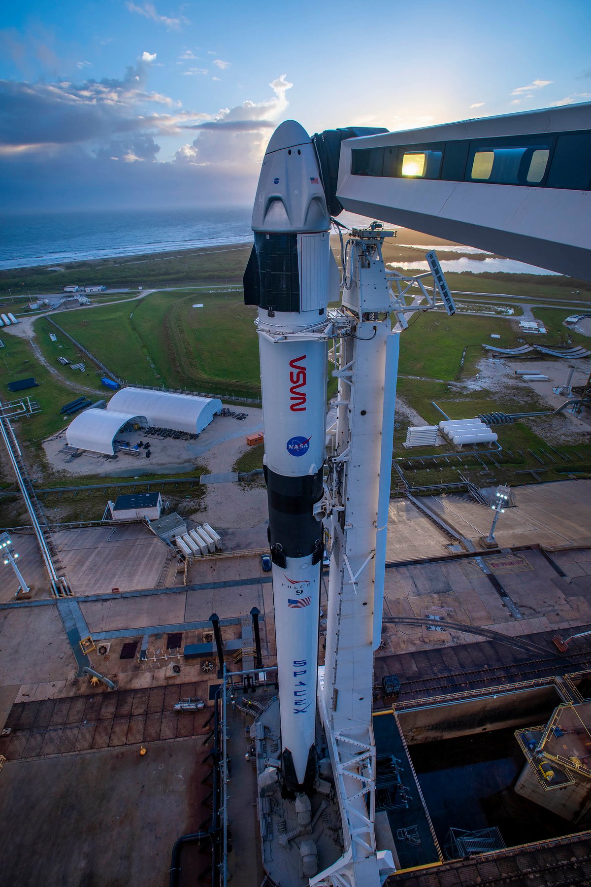 Falcon 9 à la verticale avec la capsule Crew Dragon, quelques jours avant le décollage. Crédits SpaceX