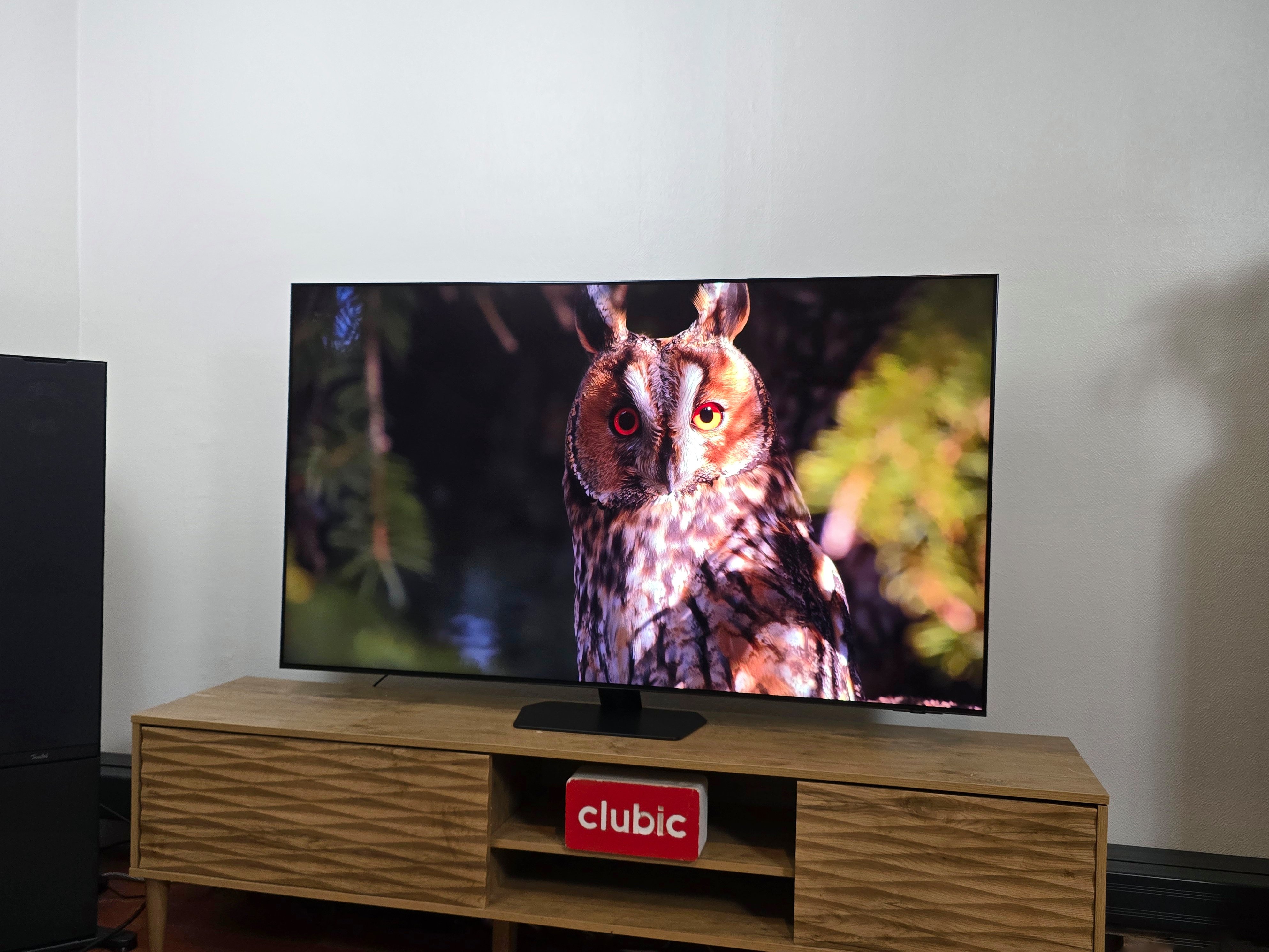 Ci-dessus, le Samsung QN90F recevra cette mise à jour avec un assistant Bixby bien plus intelligent que par le passé. © Matthieu Legouge