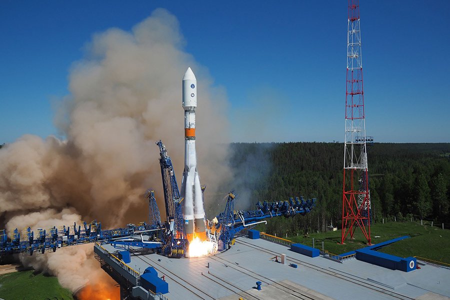 A l'origine Proton emmenait 3 satellites Glonass à la fois. Soyouz embarque une seule unité (généralement depuis Plesetsk). Crédits Russian MOD