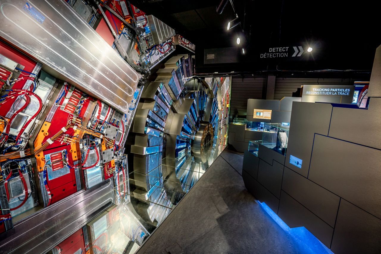 Le grand collisionneur de hadrons (LHC) est un tunnel circulaire de 27 kilomètres enfoui sous terre entre la Suisse et la France - ©Diego Grandi / Shutterstock