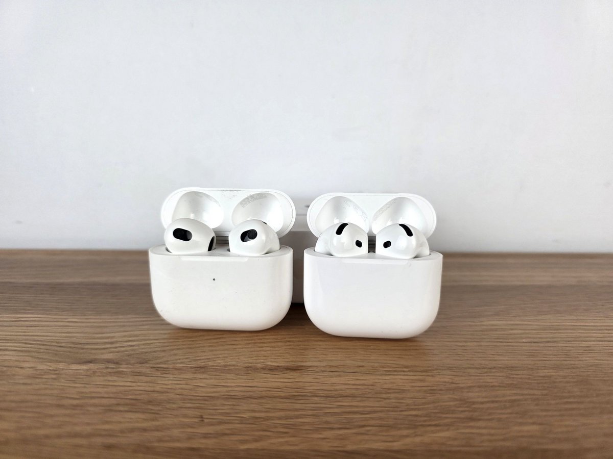À gauche, les Airpods 3 dans leur boitier. À droite, le boitier des Airpods 4. On remarque le côté moins large de cet élément © Guillaume Fourcadier pour Clubic
