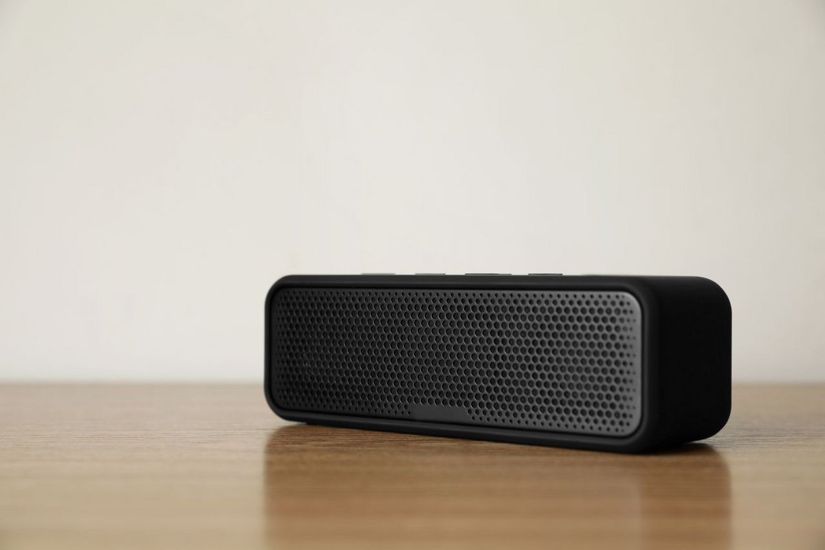 Open AI et Le designer de l'iPhone travaillent sur une enceinte connectée entièrement nourrie à l'IA - ©New Africa / Shutterstock